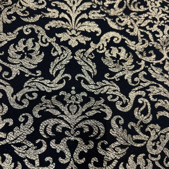 Black & Gold brocade print mini skirt. Size 6 - Picture 4 of 5